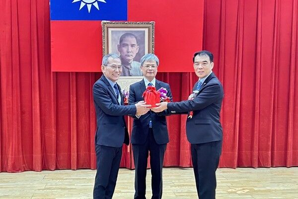 ▲台電桃園區營業處新卸任處長交接