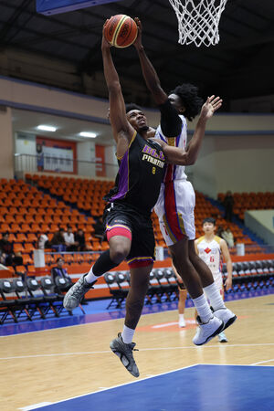 ▲基隆黑鳶周儀翔、彰化柏力力伊波卡。（圖／籃協提供）