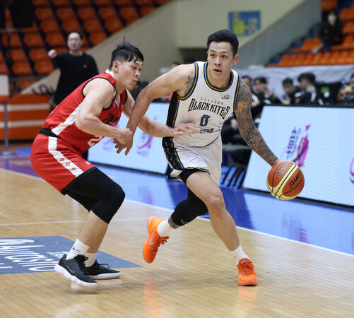 ▲基隆黑鳶周儀翔、彰化柏力力伊波卡。（圖／籃協提供）