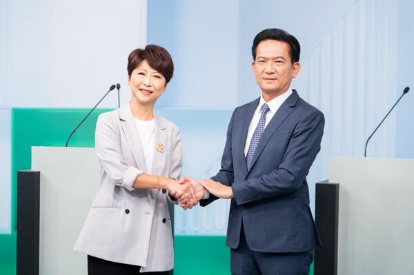 民進黨台南市長初選民調結果出爐，綠委陳亭妃以2.69個百分點勝過對手林俊憲，將獲民進黨正式提名。（民進黨提供）