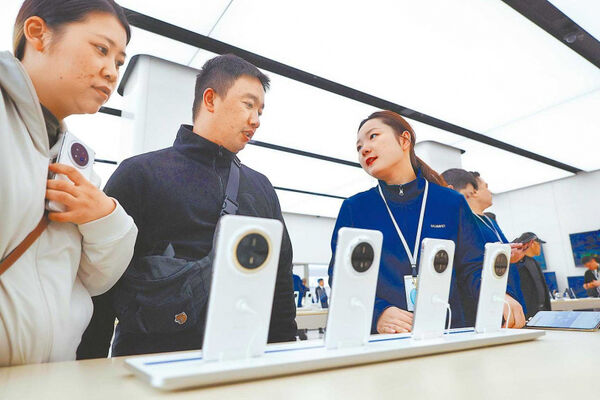 華為技術有限公司創立於1987年，從販售電信交換機起家，如今以研發和製造通訊裝置、消費電子產品領域為主要戰場。（圖／中新社）