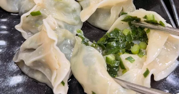 消費者點韭菜水餃發現裡面沒包肉。（圖／翻攝Threads／@hsin_0525）