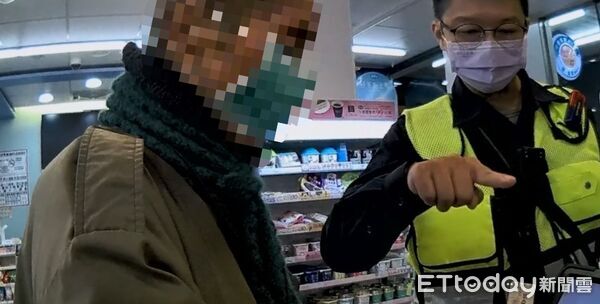 ▲內埔警方救助張姓阿北。（圖／記者陳崑福翻攝）