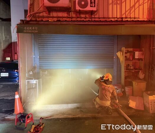 ▲▼             新竹縣一棟鐵皮建物起火，消防救出2名越南籍男女，一度失去呼吸心跳。（圖／記者楊永盛翻攝，下同）