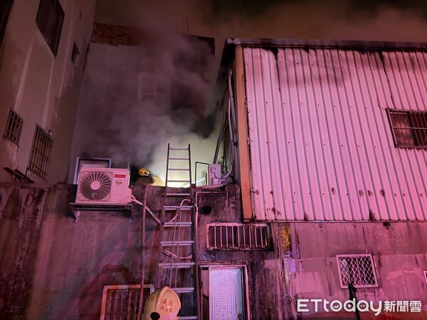 ▲▼             新竹縣一棟鐵皮建物起火，消防救出2名越南籍男女，一度失去呼吸心跳。（圖／記者楊永盛翻攝，下同）