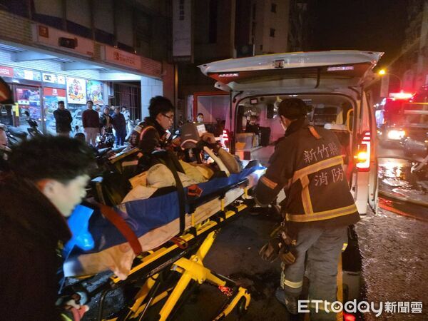 ▲▼             新竹縣一棟鐵皮建物起火，消防救出2名越南籍男女，一度失去呼吸心跳。（圖／記者楊永盛翻攝，下同）