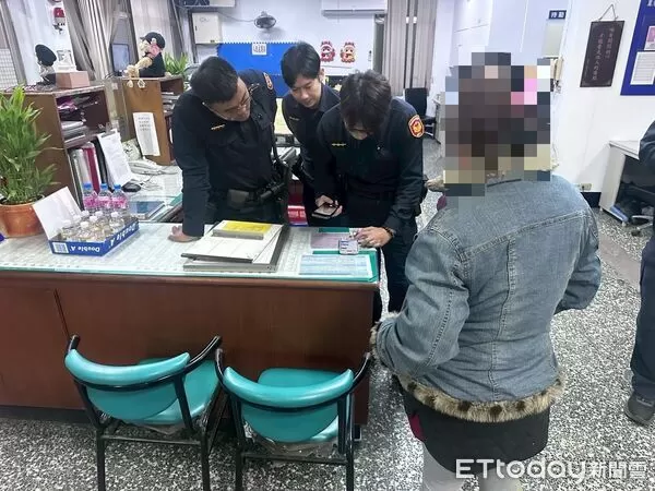 ▲里港警方阻止黃女被騙。（圖／記者陳崑福翻攝）