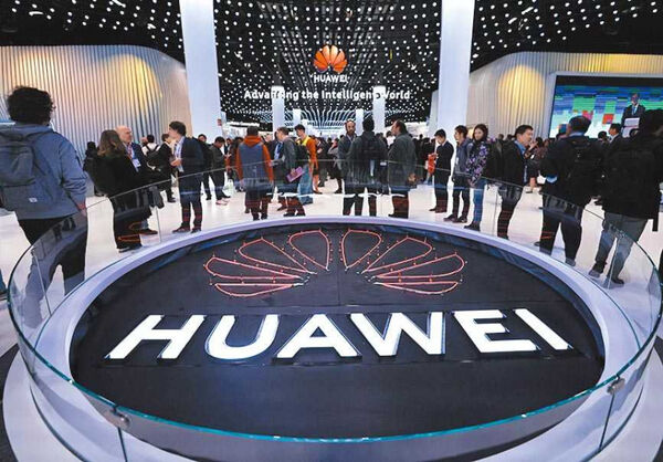 楊友仁發現中國華為宣傳商品的短影音中，竟直接使用「21世紀無聊男子」寫的歌曲「引擎發落」。（圖／新華社）