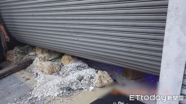 ▲▼ 驚悚畫面曝！高雄小貨車「直衝水族館」撞爛鐵門　店家慘賠30萬。（圖／記者賴文萱翻攝）