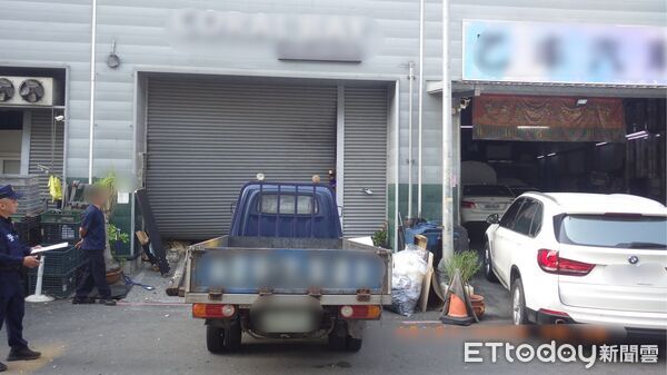 ▲▼ 驚悚畫面曝！高雄小貨車「直衝水族館」撞爛鐵門　店家慘賠30萬。（圖／記者賴文萱翻攝）