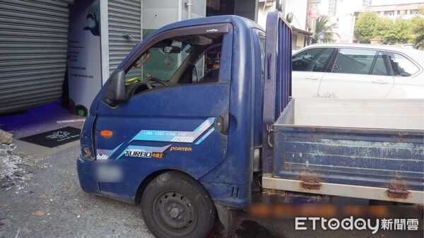 ▲▼ 驚悚畫面曝！高雄小貨車「直衝水族館」撞爛鐵門　店家慘賠30萬。（圖／記者賴文萱翻攝）