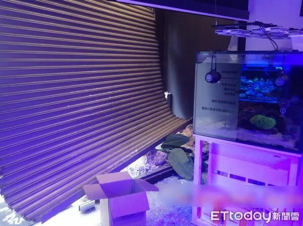 ▲▼ 驚悚畫面曝！高雄小貨車「直衝水族館」撞爛鐵門　店家慘賠30萬。（圖／記者賴文萱翻攝）