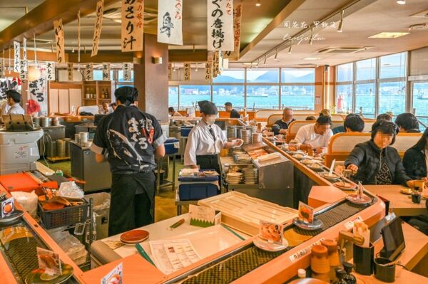 ▲▼山口縣下關美食「すし遊館唐戸店」，坐擁大片海景平價迴轉壽司。（圖／部落客周花花提供）