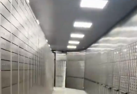 ▲銀行行員透露，目前保險櫃都需要排隊。（圖／翻攝自微博）