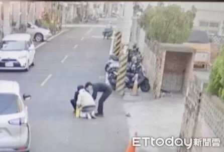 ▲許姓阿北買菜路倒，東港警方協助。（圖／記者陳崑福翻攝）