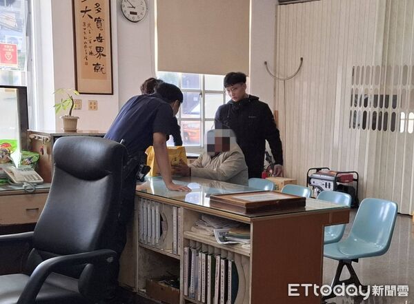 ▲許姓阿北買菜路倒，東港警方協助。（圖／記者陳崑福翻攝）