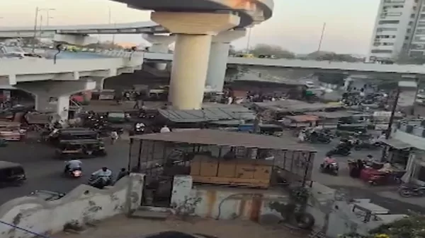 一家三口遇風箏線割喉　爸和7歲女兒「摔出21m高架橋」當場死亡。（圖／翻攝自X）