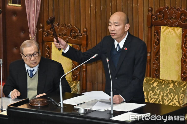 ▲▼立法院長韓國瑜敲槌，國軍眷改條例三讀通過。（圖／記者李毓康攝）