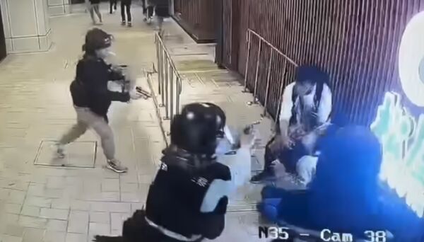 ▲▼港警開槍擊斃持刀嫌犯　遭親友批殺人：他平常有禮貌、不頂嘴。（圖／翻攝監視畫面）