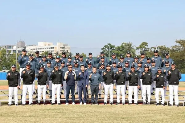 ▲▼中職會長蔡其昌跟中華隊合照。（圖／翻攝臉書／蔡其昌）