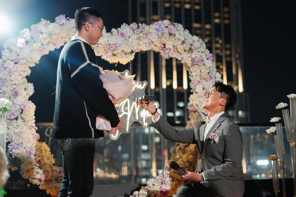 ▲▼香港型男主播陳書君訂婚「情定6年男友」！男友單膝下跪求婚&hellip;淚回：我願意。（圖／翻攝自IG）