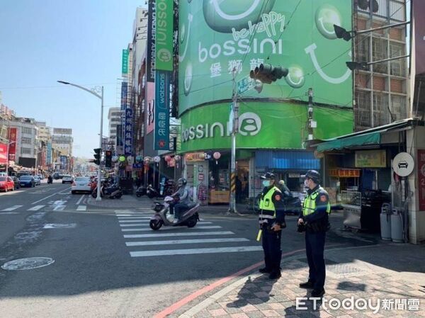 ▲屏東警方執行取締闖紅燈專案。（圖／記者陳崑福翻攝）
