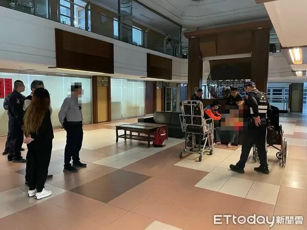 ▲台南男闖市府找黃偉哲陳情，持刀自傷送醫。（圖／民眾提供）