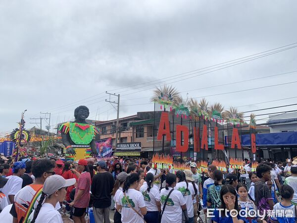 ▲台南市長黃偉哲首度造訪菲律賓，拜會姊妹市阿克蘭省省長米拉弗洛斯，洽談未來合作方向。（記者林東良翻攝，下同）