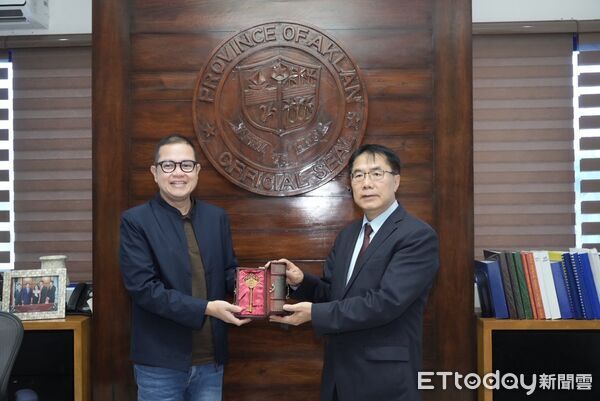 ▲台南市長黃偉哲首度造訪菲律賓，拜會姊妹市阿克蘭省省長米拉弗洛斯，洽談未來合作方向。（記者林東良翻攝，下同）