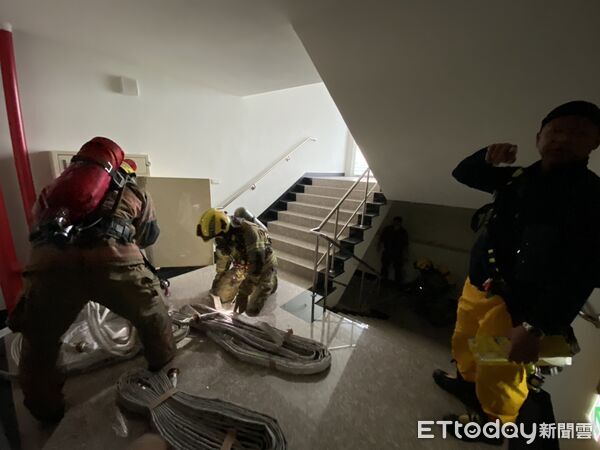 ▲台南市消防局第五救災救護大隊結合轄內工廠辦理聯合演練，提前為119消防節暖身。（記者林東良翻攝，下同）