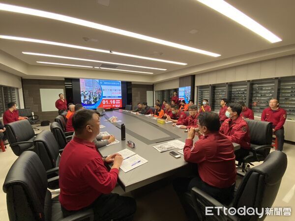 ▲台南市消防局第五救災救護大隊結合轄內工廠辦理聯合演練，提前為119消防節暖身。（記者林東良翻攝，下同）