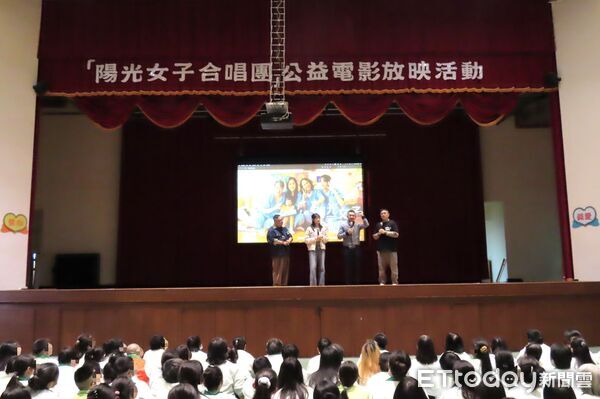 ▲台中女監播放陽光女子合唱團。（圖／台中女監提供）