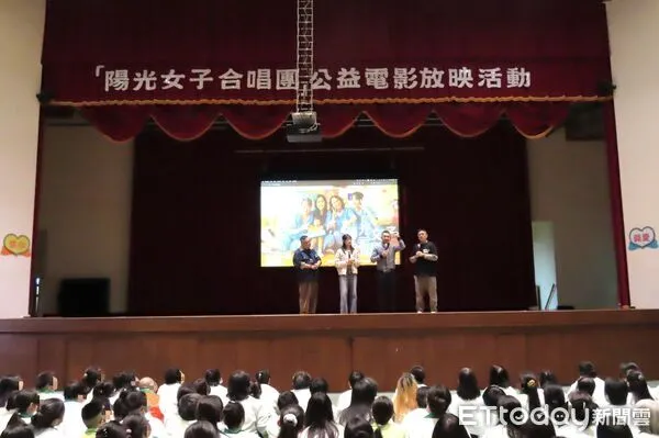 ▲台中女監播放陽光女子合唱團。（圖／台中女監提供）