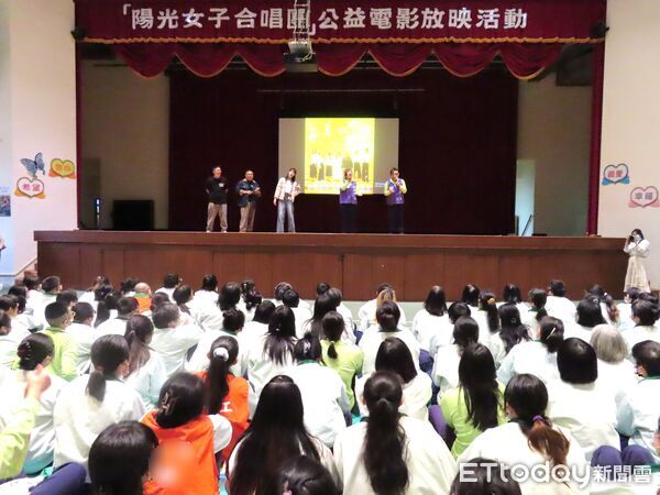 ▲台中女監播放陽光女子合唱團。（圖／台中女監提供）