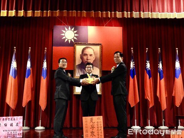 ▲台電台南區處新卸任處長交接印信，監交人黃銘宏專總（中）、新任處長廖學智（右）、卸任處長黃明舜（左）（記者林東良翻攝）