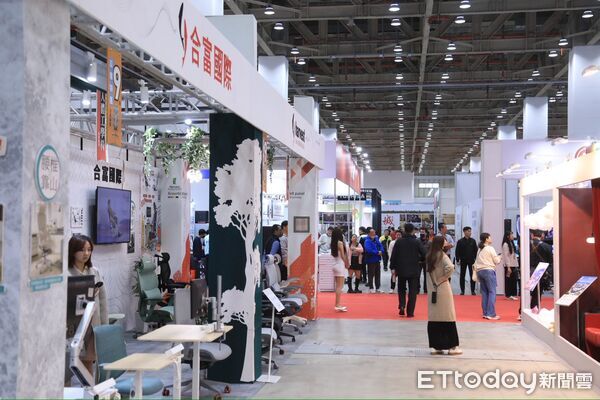 ▲台中國際會展中心迎來啟用後首檔大型展覽，現場湧入人潮，展現會展經濟動能。（圖／記者游瓊華翻攝）