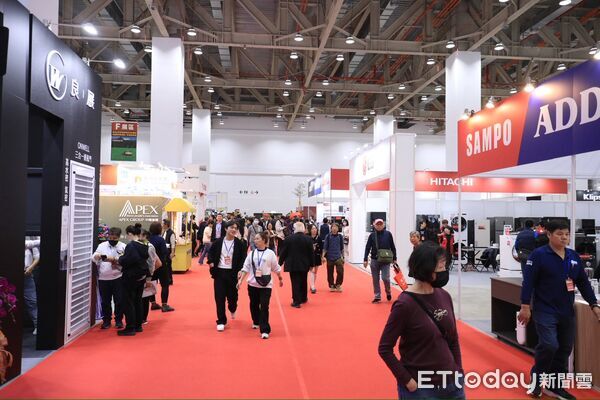 ▲台中國際會展中心迎來啟用後首檔大型展覽，現場湧入人潮，展現會展經濟動能。（圖／記者游瓊華翻攝）