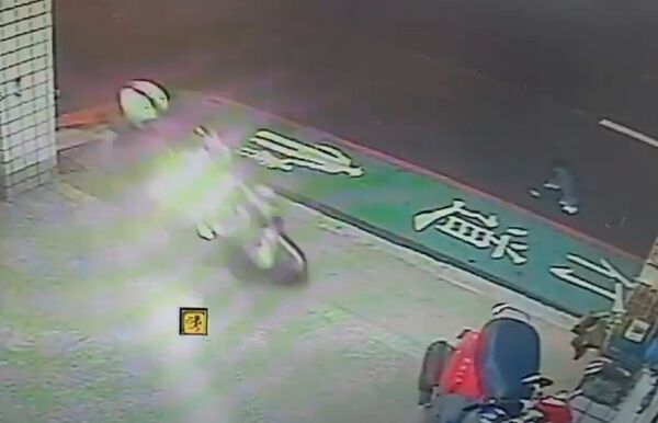 ▲彰化女騎士直衝騎樓撞3機車及盆摘後倒地受傷送醫。（圖／翻攝自臉書／員林人的大小事）