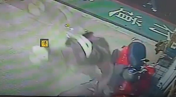 ▲彰化女騎士直衝騎樓撞3機車及盆摘後倒地受傷送醫。（圖／翻攝自臉書／員林人的大小事）