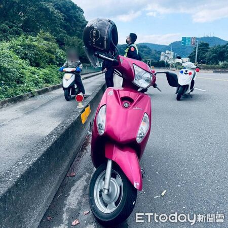 ▲▼路遇「猴塞雷」，常女驚嚇閃避不慎摔車受到擦傷。（圖／記者游芳男翻攝，下同）