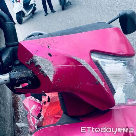 ▲▼路遇「猴塞雷」，常女驚嚇閃避不慎摔車受到擦傷。（圖／記者游芳男翻攝，下同）