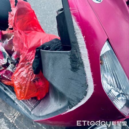 ▲▼路遇「猴塞雷」，常女驚嚇閃避不慎摔車受到擦傷。（圖／記者游芳男翻攝，下同）
