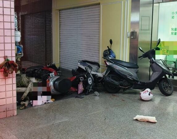 ▲彰化女騎士直衝騎樓撞3機車及盆摘後倒地受傷送醫。（圖／翻攝自臉書／員林人的大小事）