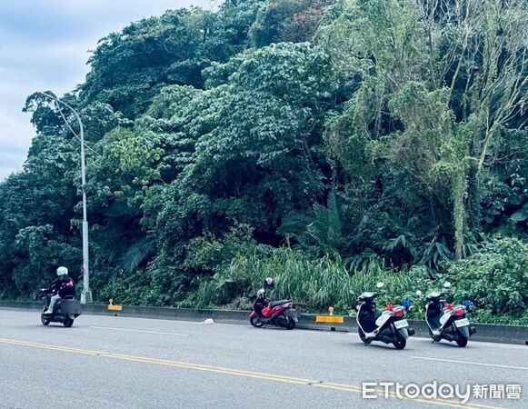 ▲▼路遇「猴塞雷」，常女驚嚇閃避不慎摔車受到擦傷。（圖／記者游芳男翻攝，下同）