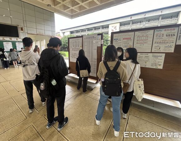 ▲▼大學學測今天下午開放查看試場。圖為師大附中試場。（圖／記者許敏溶攝）