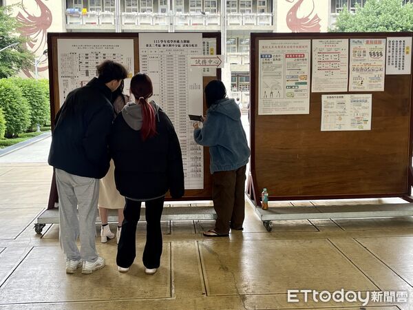 ▲▼大學學測今天下午開放查看試場。圖為師大附中試場。（圖／記者許敏溶攝）