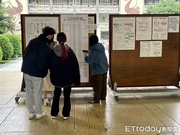 ▲▼大學學測今天下午開放查看試場。圖為師大附中試場。（圖／記者許敏溶攝）