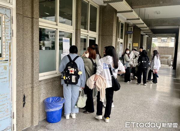 ▲▼大學學測今天下午開放查看試場。圖為師大附中試場。（圖／記者許敏溶攝）