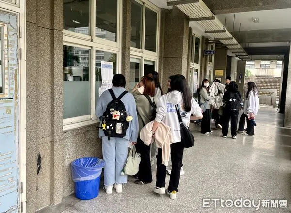 ▲▼大學學測今天下午開放查看試場。圖為師大附中試場。（圖／記者許敏溶攝）