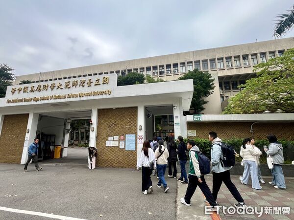 ▲▼大學學測今天下午開放查看試場。圖為師大附中試場。（圖／記者許敏溶攝）